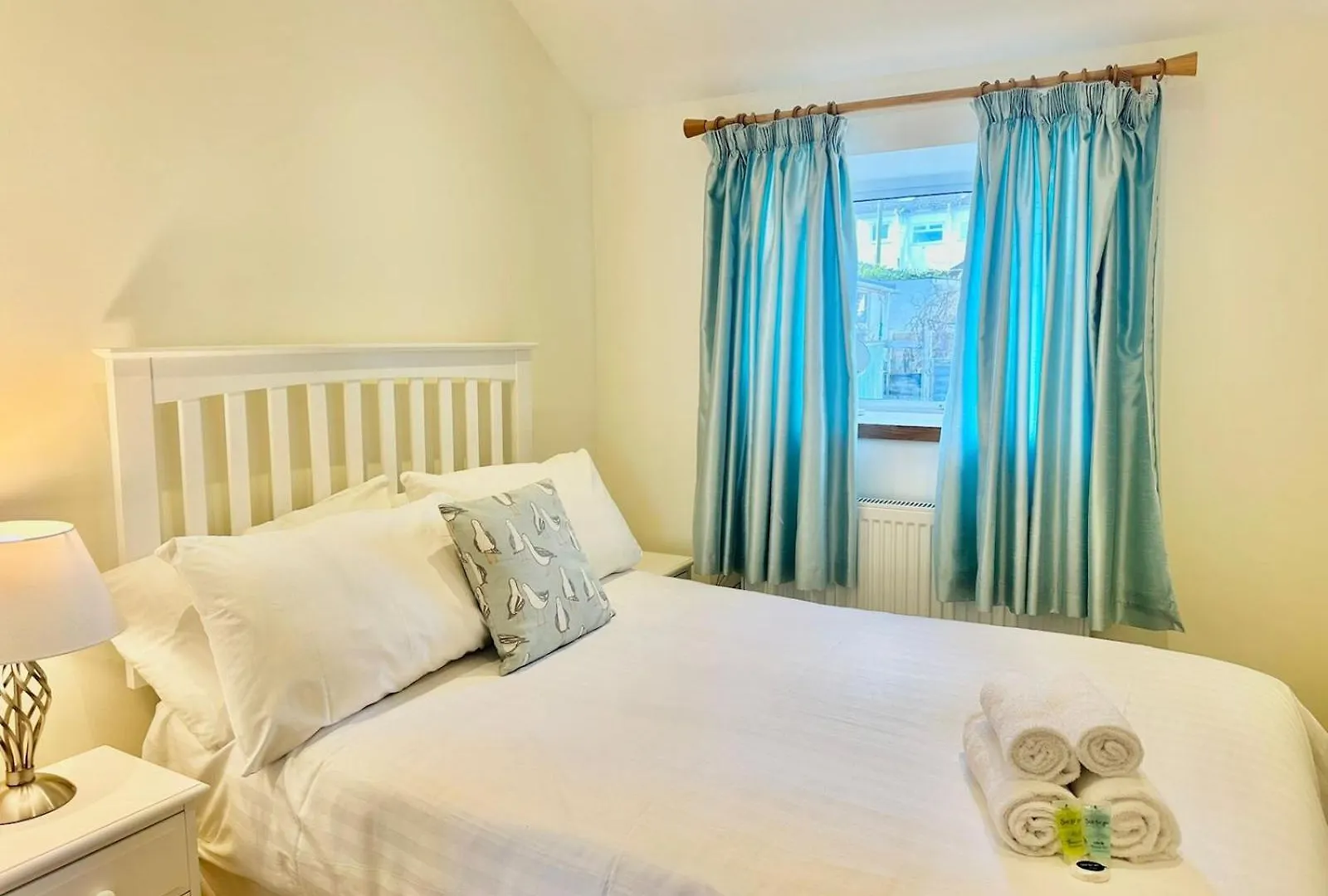 Pass The Keys Stylish Mumbles Getaway-Parking Heart Of Village Swansea Holiday home