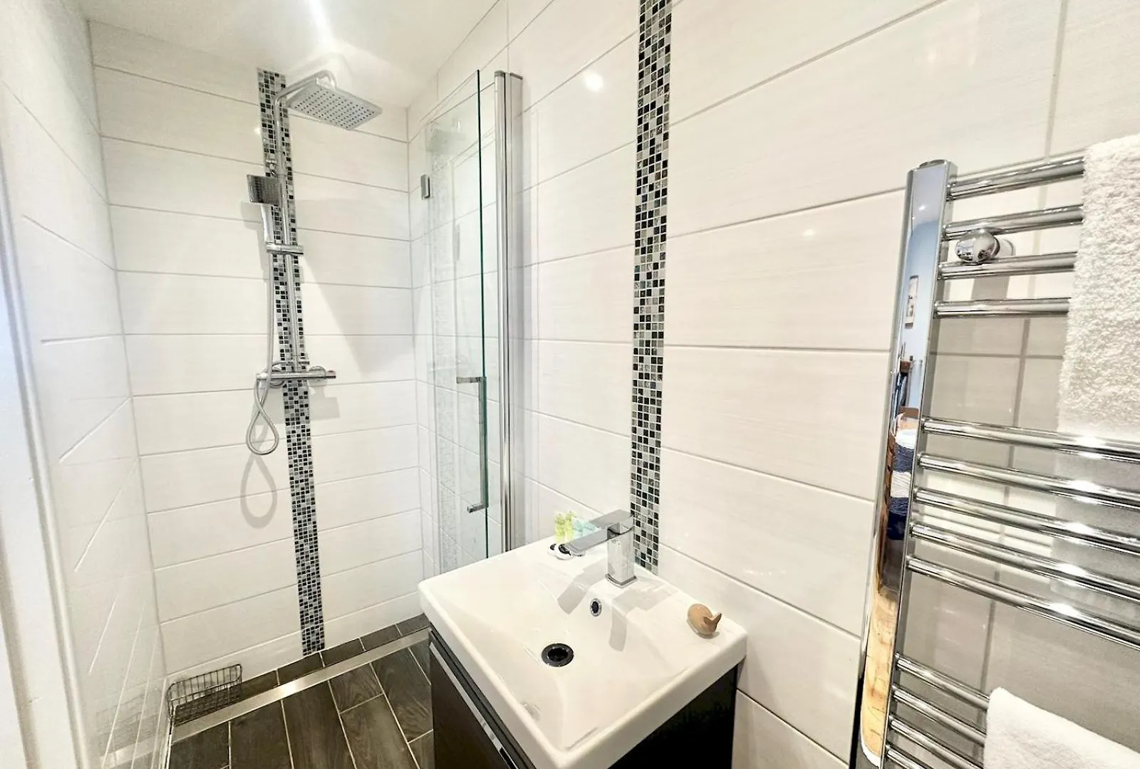 Pass The Keys Stylish Mumbles Getaway-Parking Heart Of Village Swansea Holiday home