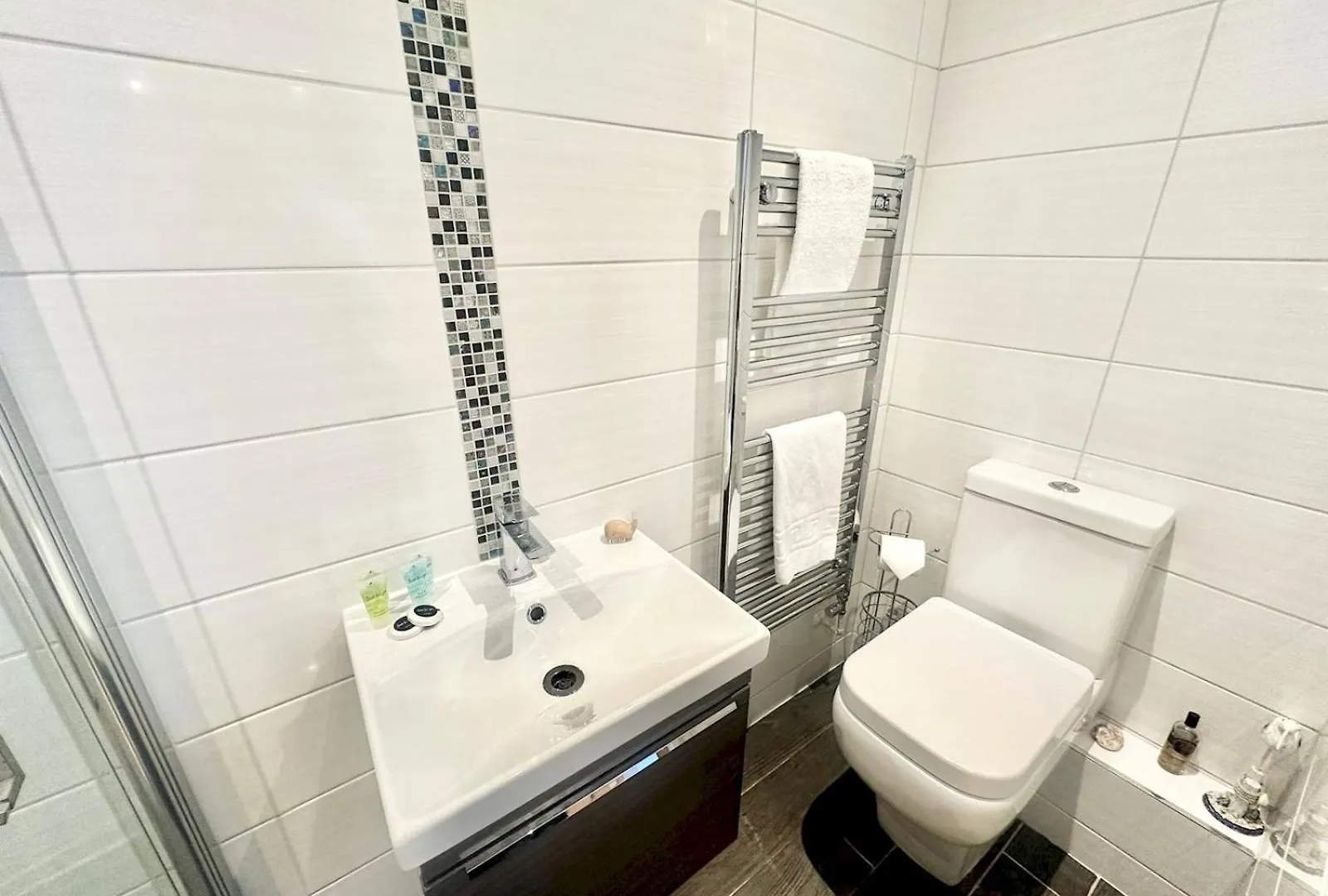 Pass The Keys Stylish Mumbles Getaway-Parking Heart Of Village Swansea Holiday home