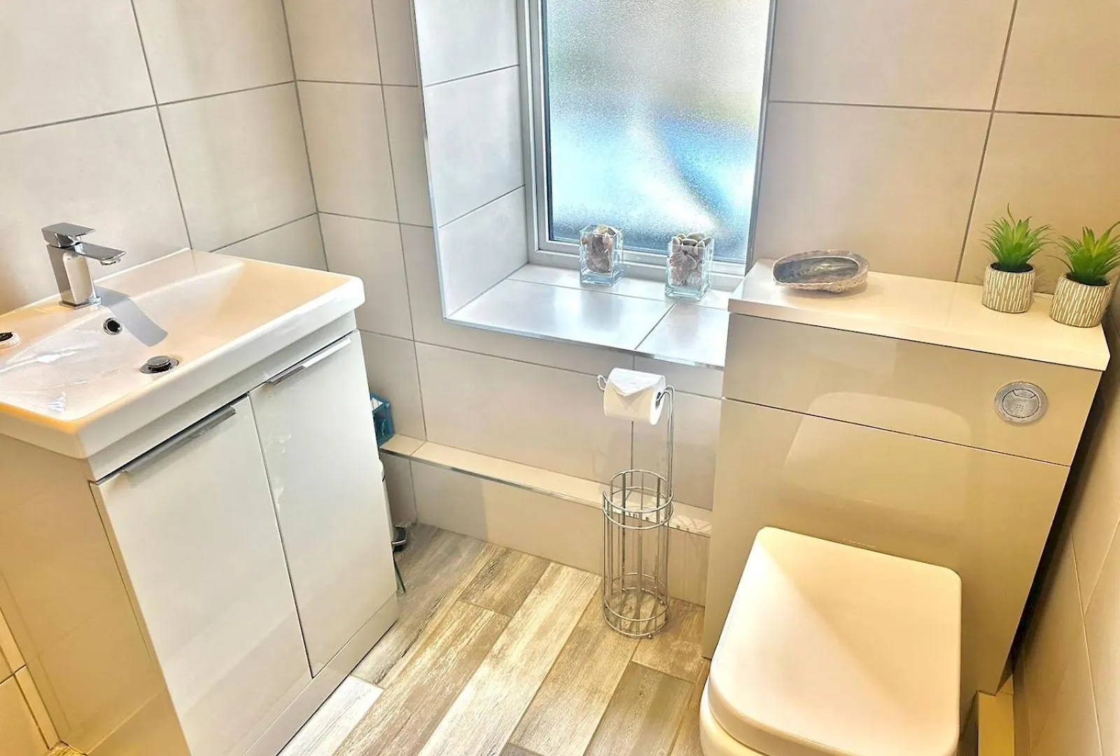 Holiday home Pass The Keys Stylish Mumbles Getaway-Parking Heart Of Village Swansea United Kingdom