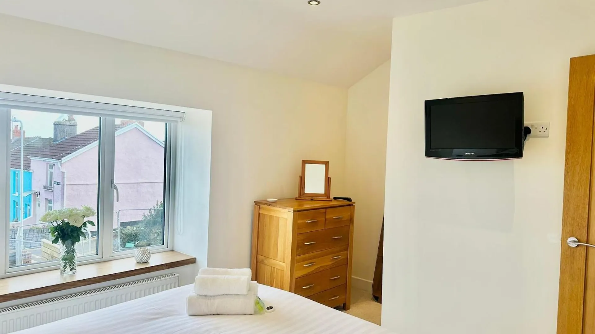 Holiday home Pass The Keys Stylish Mumbles Getaway-Parking Heart Of Village Swansea
