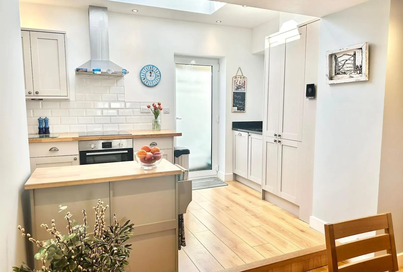 Pass The Keys Stylish Mumbles Getaway-Parking Heart Of Village Swansea Holiday home